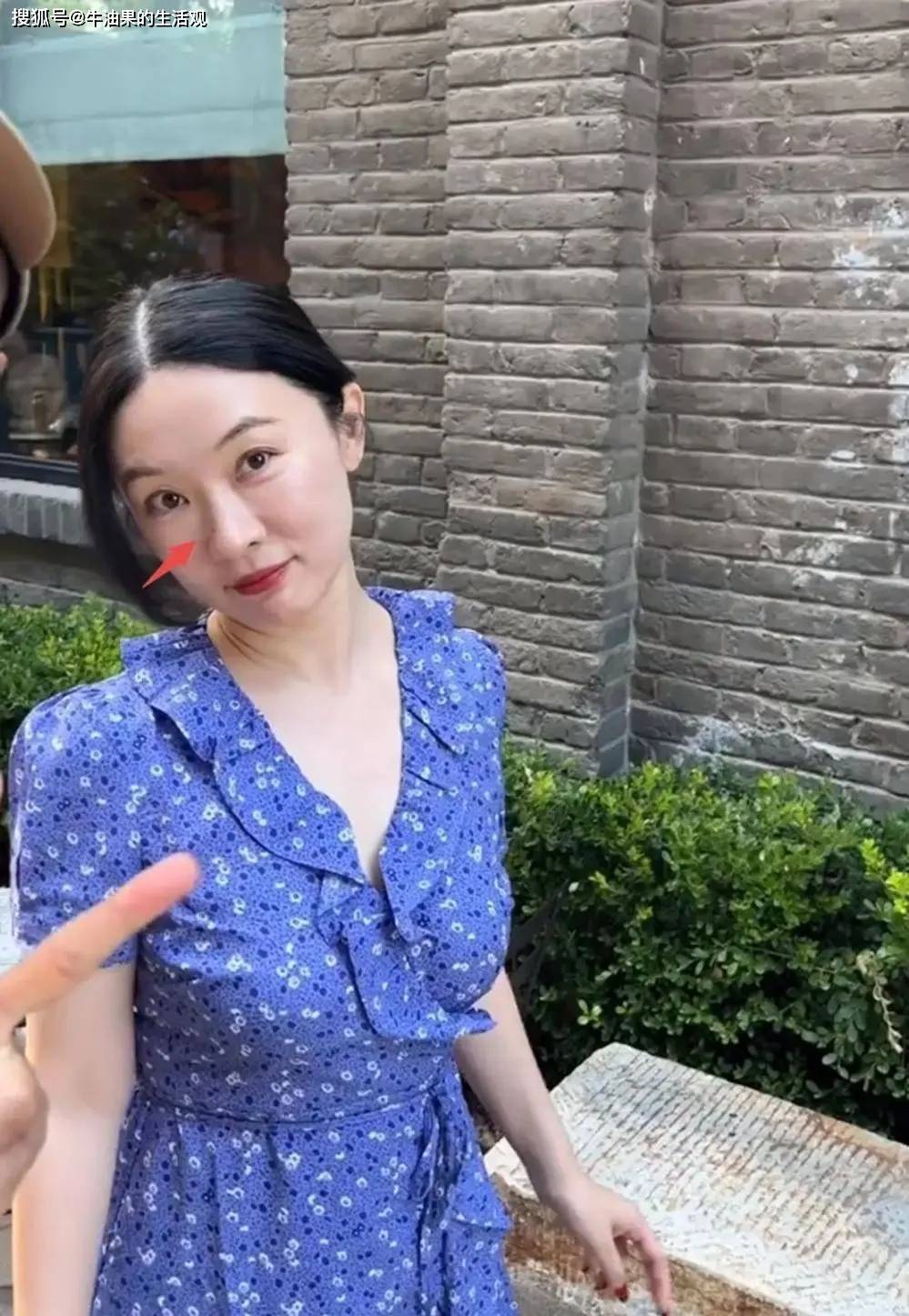 原创            45岁霍思燕在北京胡同被偶遇，穿碎花裙娇滴滴，爱人如养花具象化