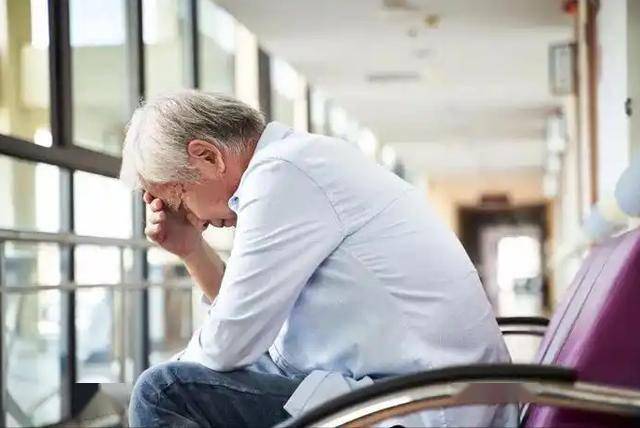 脑梗去世的人越来越多？医生建议：天热宁可喝凉水，也别吃这4物