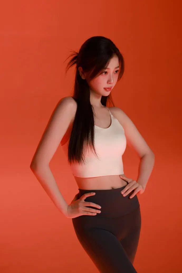 虞书欣广告写真露小蛮腰！前凸后翘魔鬼身材太性感火辣