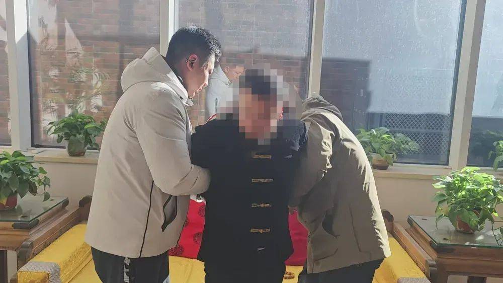 现实版“漂白”：31年前的命案嫌疑人，变身“智库专家”