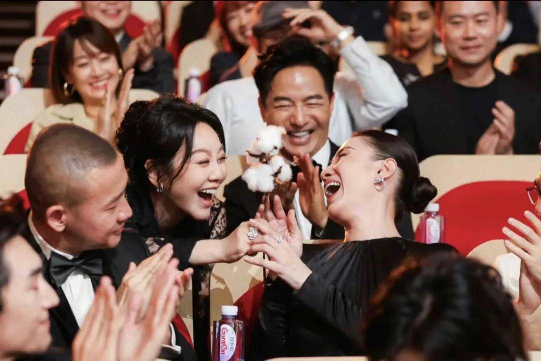 原创            一张大合照撕碎了白玉兰的温情，尽显人性丑陋，刘亦菲没去是对的