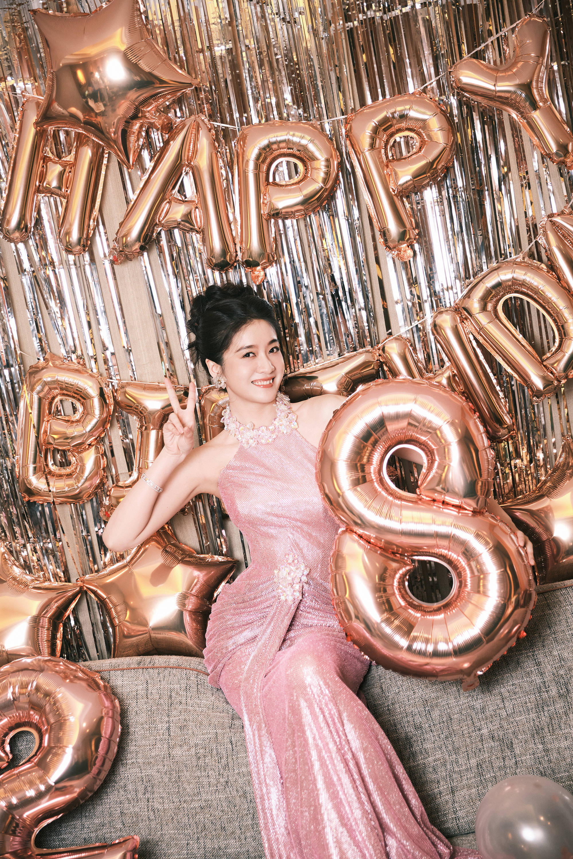 张雪迎穿粉色亮片裙似人鱼姬 笑容甜美灿烂庆祝28岁生日