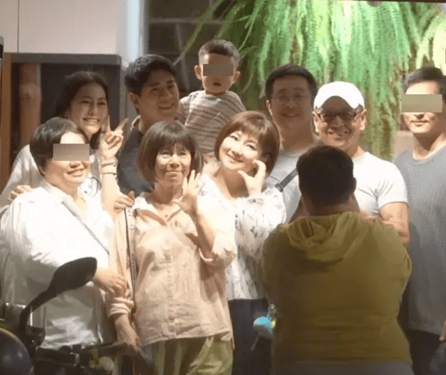 原创            任家萱和家人聚餐，打扮朴素人妻感强，男友露脸没网友说的那么丑