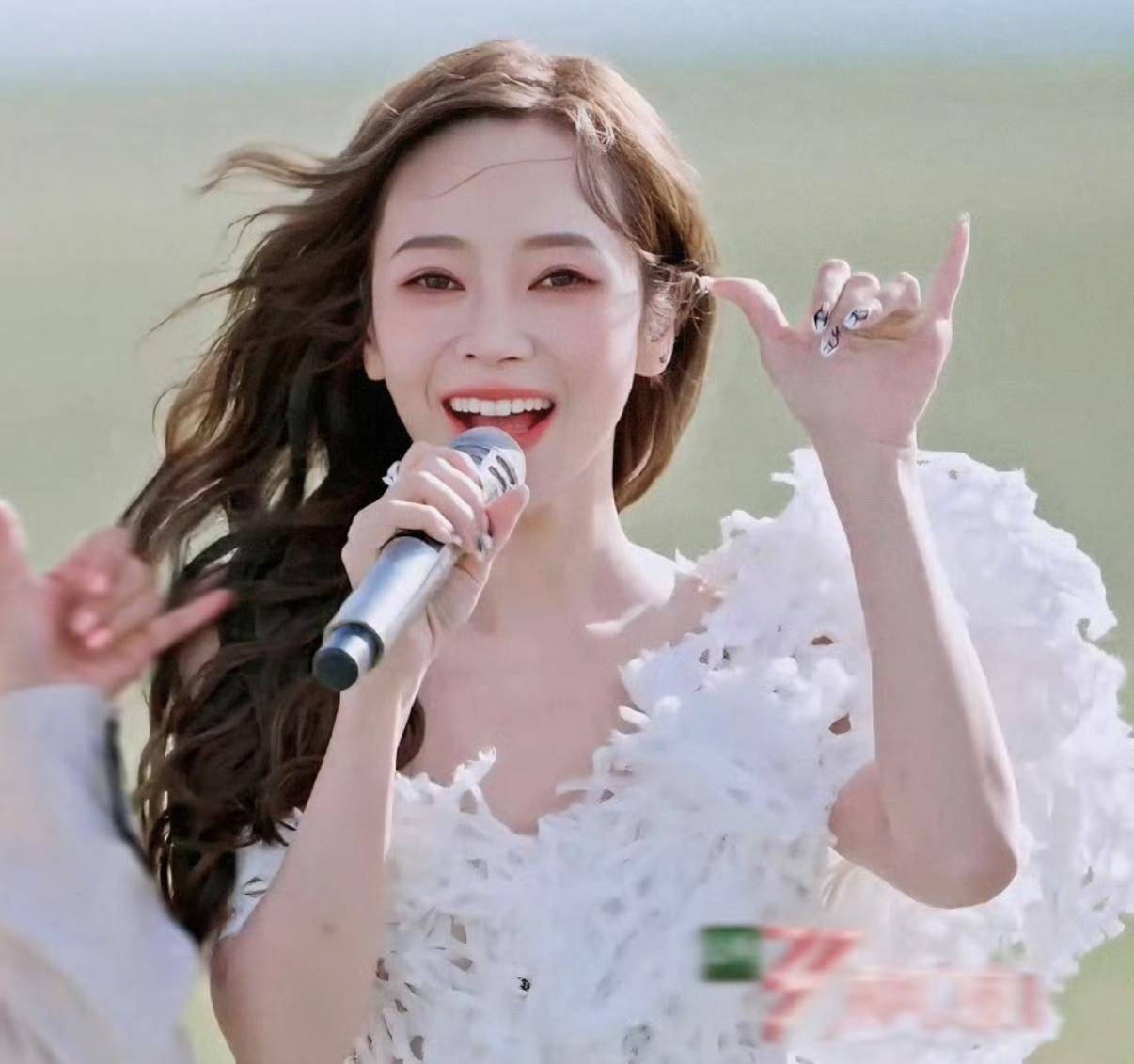 原创            不带朱丹玩了？主持人40岁的困境，要么活成谢娜，要么活成侯佩岑