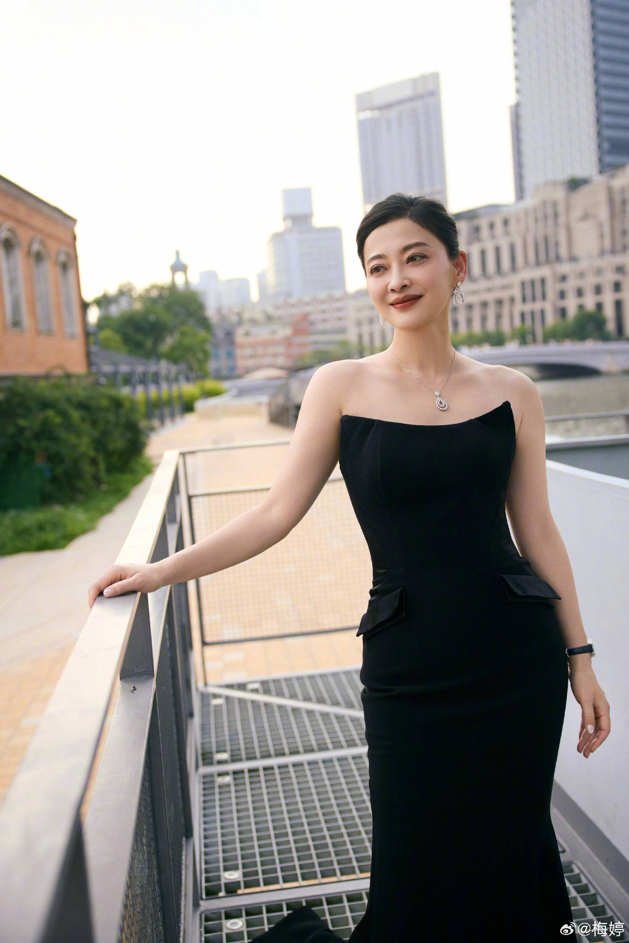 梅婷穿黑色礼服曲线曼妙 盘发优雅肩颈线条优美