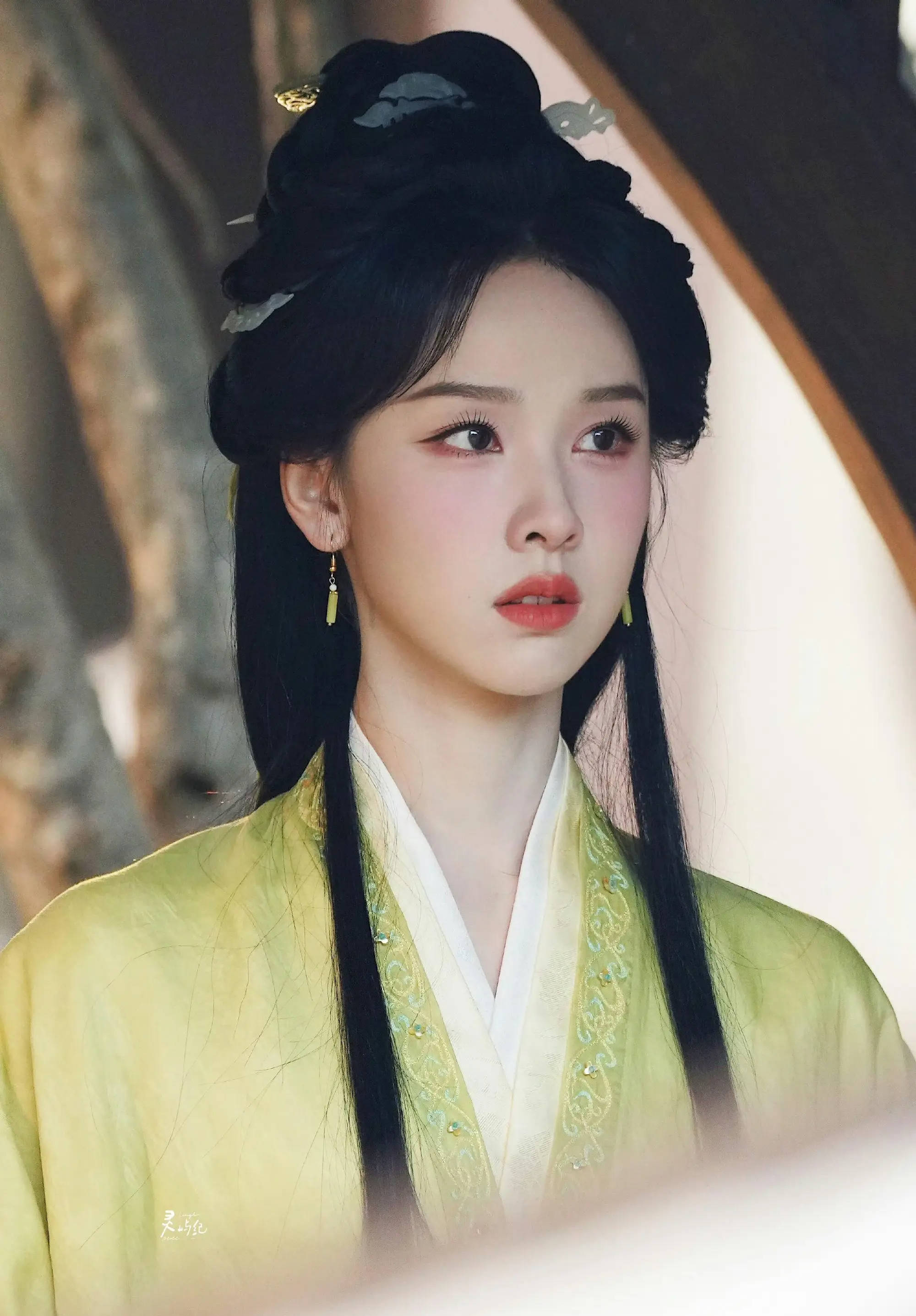 陈都灵穿淡绿色战国袍清新温婉 妆容精致眉眼动人