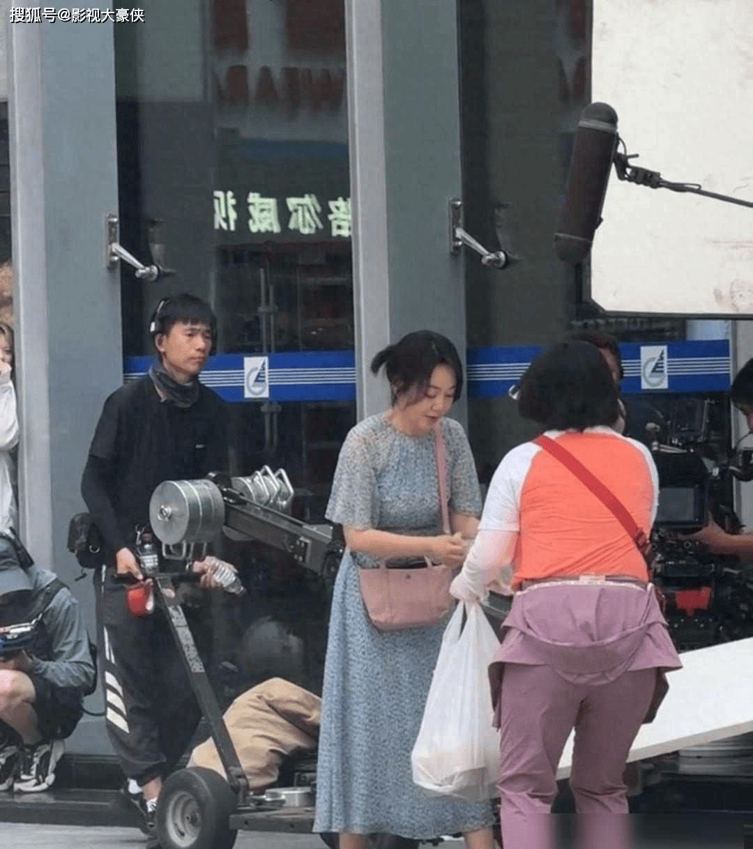 原创            闫妮华强北送外卖，明星变跑楼阿姨，网友议论：这是又有新剧了吧？