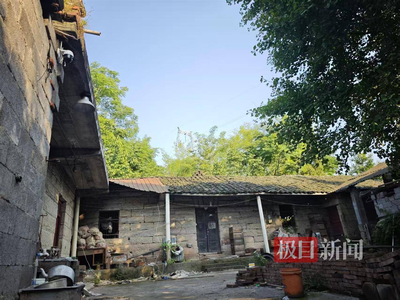 罗帅宇老家房屋已经破败，亲属：他是村里第一个研究生，曾立志当主刀医生