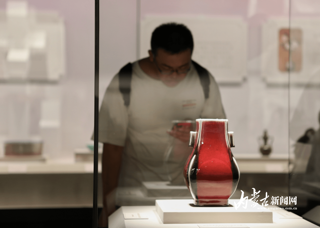 “彩练当空——明清颜色釉瓷器菁华展”亮相内蒙古博物院新馆