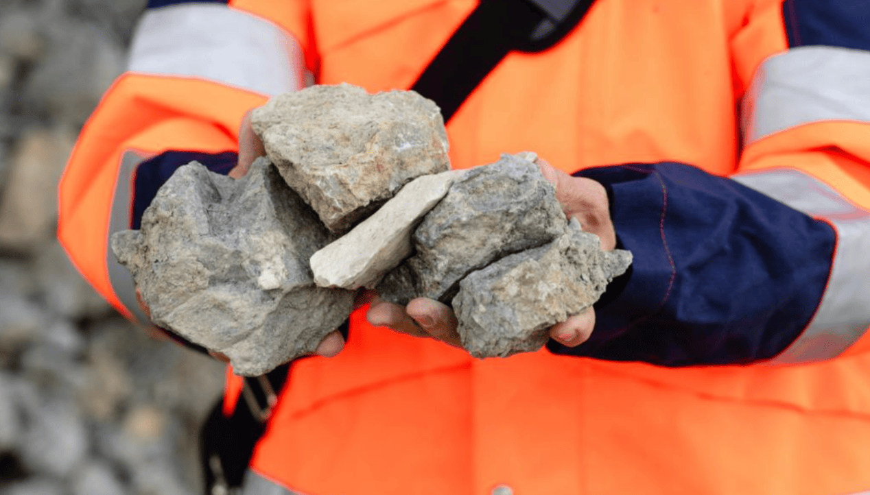 特朗普自知事态严重，喊话中国7天内见一面，外交部打开天窗说亮话