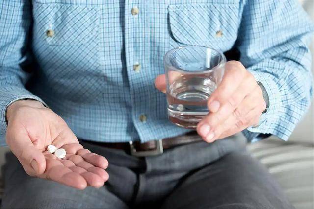 医生建议：一旦吃上降压药，3种食物早点戒掉，再吃或有中风风险