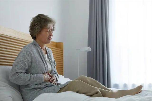 肠胃决定晚年！劝告老人：夏天炎热，常吃这4样，肠道通消化好