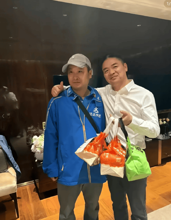 网传京东创始人刘强东视察工作时入住四季酒店，点外卖后豪气给了骑手1000元小费！还亲切地搂着骑手合影
