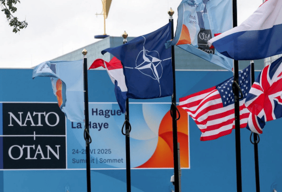 特朗普遏华狠招落地，比关税更猛？32国发声力挺，不料中国还有王牌