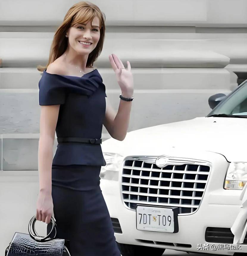 原创            新第一夫人甜美又低调，李在明夫妻一起亮相，金惠景比金建希温柔