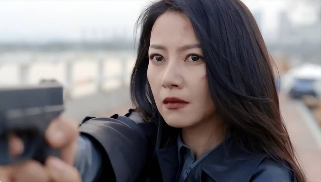 原创            高圆圆演活双面间谍，拒当花瓶的她，靠什么撕碎内娱年龄焦虑