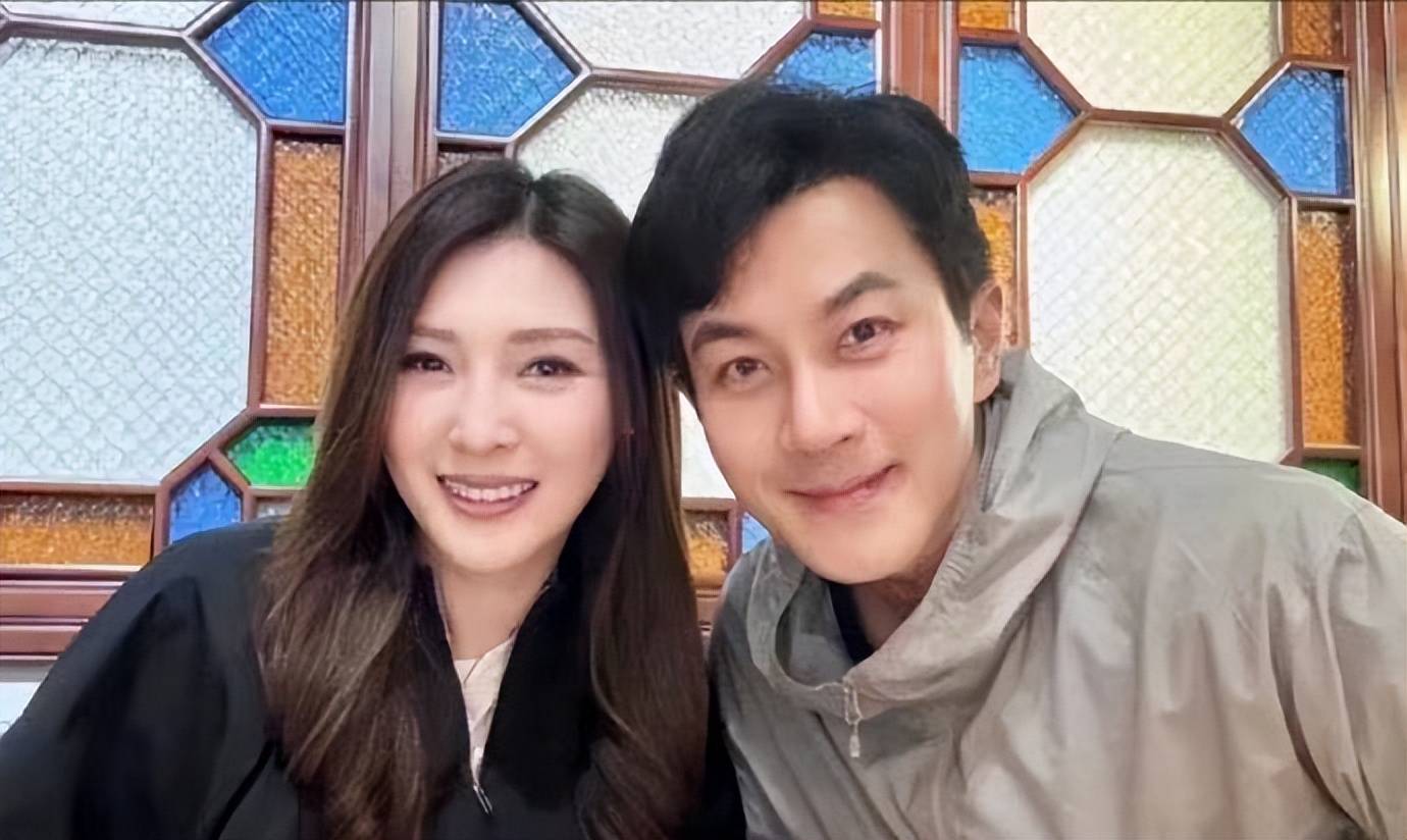 原创            50岁刘恺威和同学聚会，他还是那么年轻