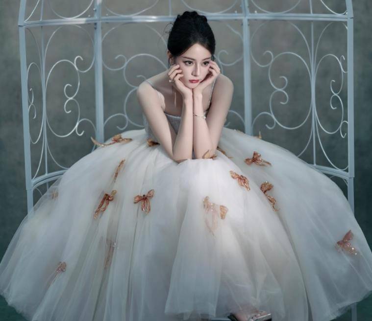 迪丽热巴油画蓬然裙 尽显女神气质