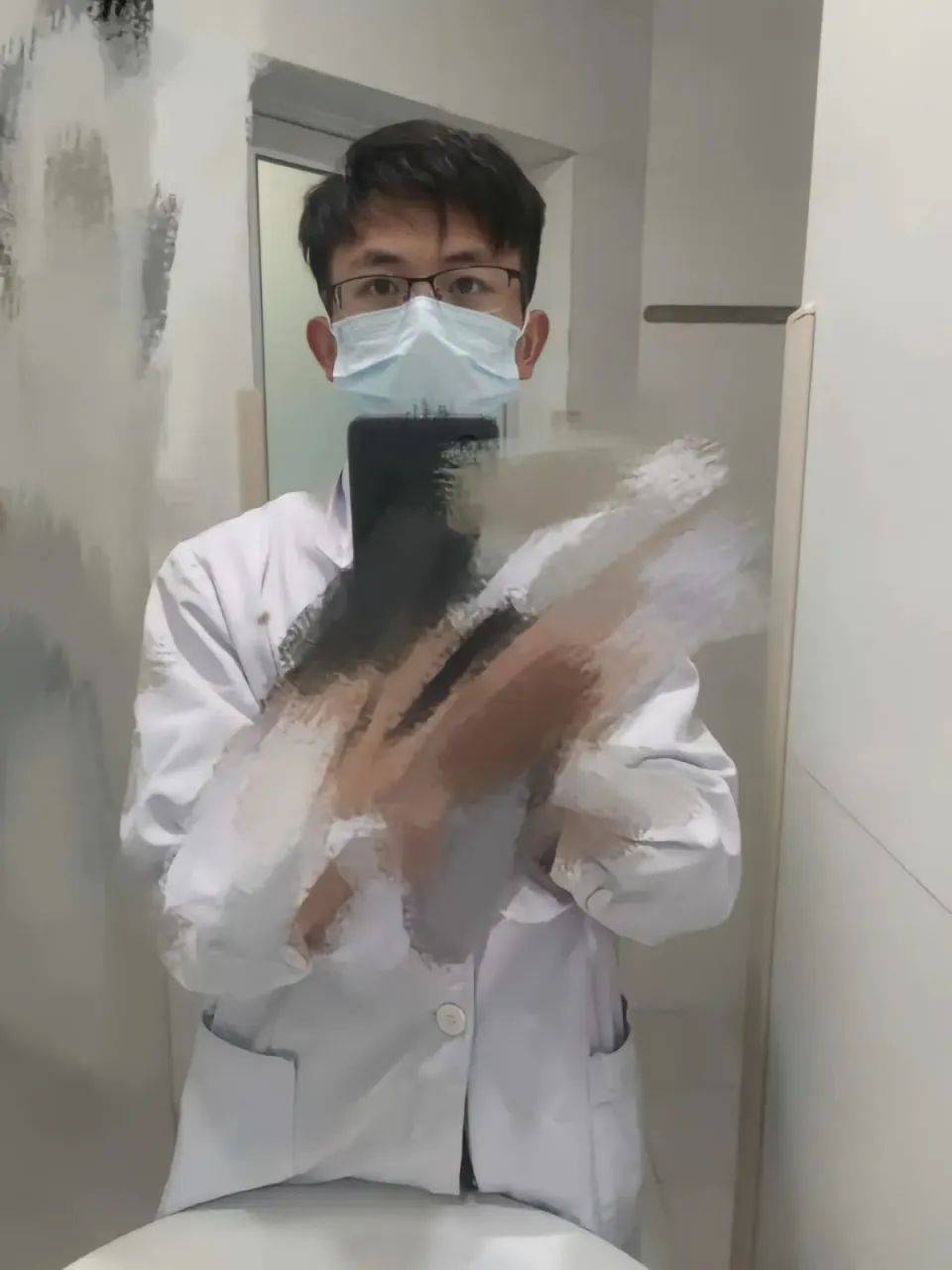 罗帅宇坠楼前曾给两人发短信，内容曝光，湘雅二医院两年间给罗帅宇转账40多万