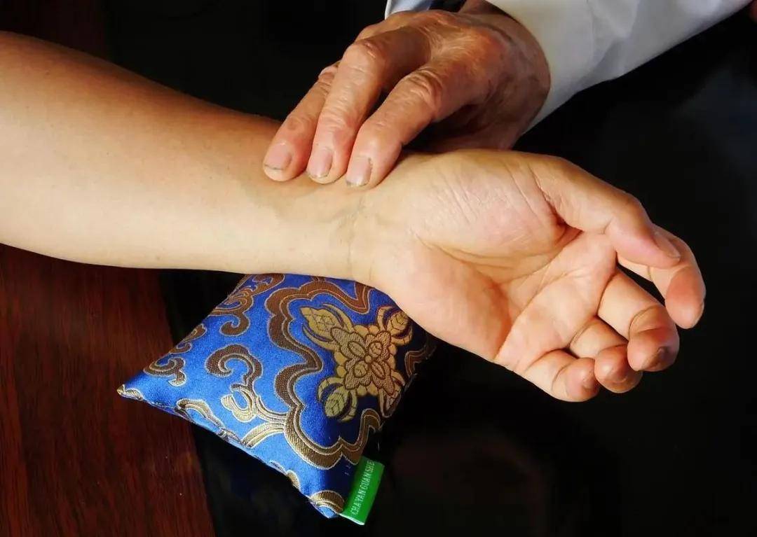 特发性震颤别再乱吃药！老中医1个秘方，摆脱10年手抖！