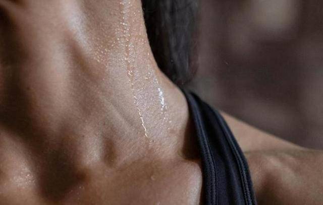 汗液是血糖最好“晴雨表”？医生：出现这3异常，警惕糖尿病症状