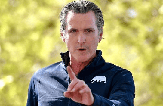 纽森真的要反？号召全美讨逆，主持人称其为“总统”，22州联手响应