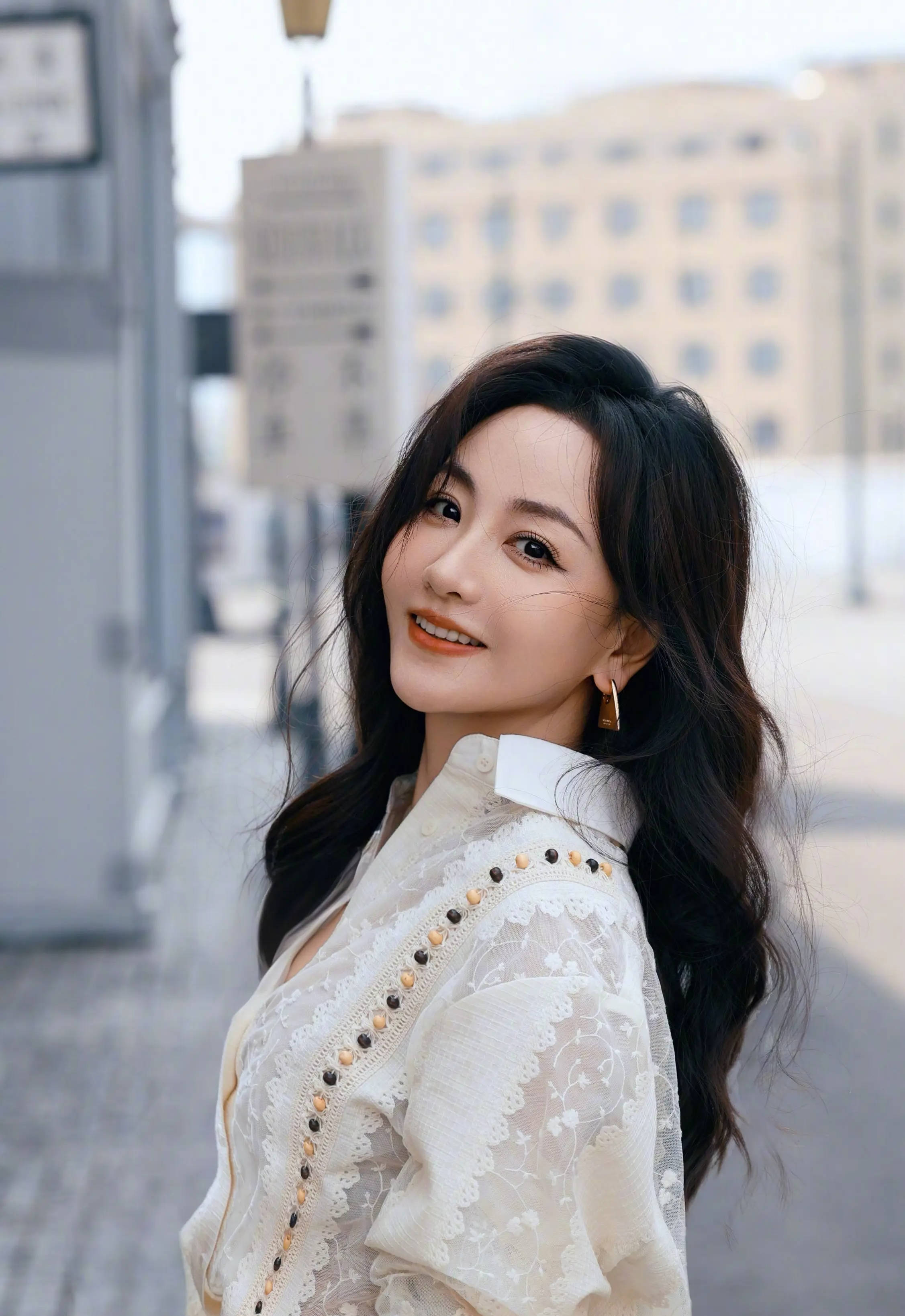 杨蓉白色衬衣搭配波浪卷发气质淡雅 沐浴阳光状态松弛