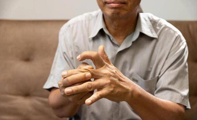 医生叮嘱：痛风患者除了吃药，要谨记平常4要吃，睡前2不宜