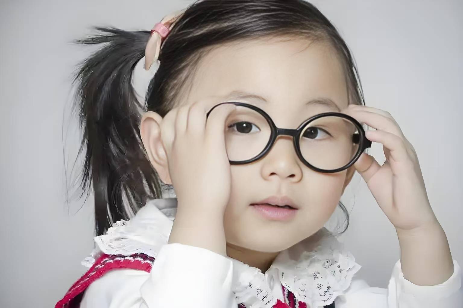 别再错！孩子近视度数≠视力，99%家长都踩过的坑