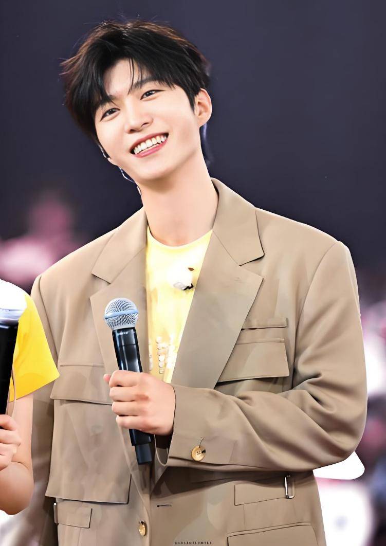 原创            综艺梗背后的生存隐喻，范丞丞“耳聋式反击”，为何深得年轻人心？