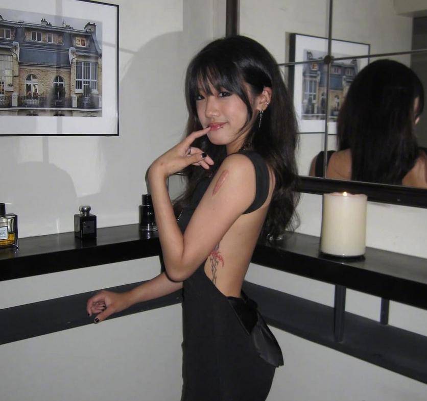 原创            梧桐妹20岁生日晒美背，戴鼻环唇钉很狂野，不学妈妈贾静雯玉女风