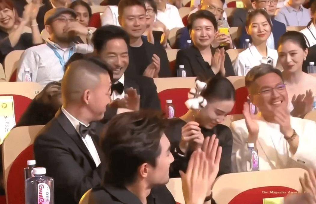 原创            宋佳得白玉兰奖，闫妮送棉花庆贺？女演员惺惺相惜，好暖啊！