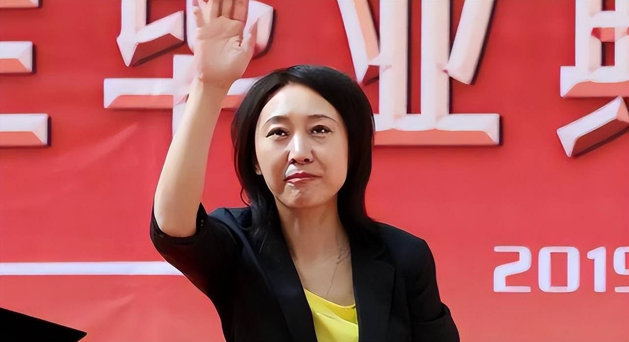 原创            女市长许爱莲，敛财5亿加拿大20套房产，后台关系通天