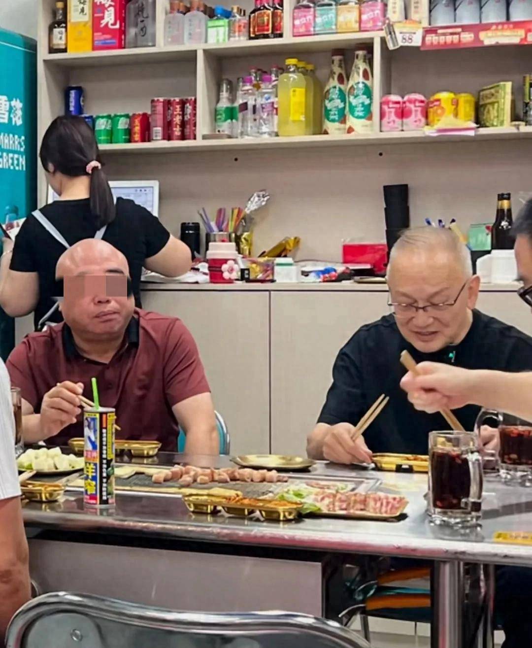 原创            75岁曹查理吃街边烧烤，离婚一年头发全白，无儿无妻晚年靠干儿子