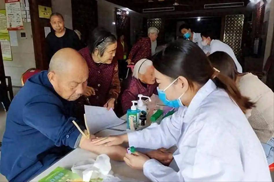 三伏天将至，医生提醒糖尿病患者：宁可饿着不吃，也别总吃这4物