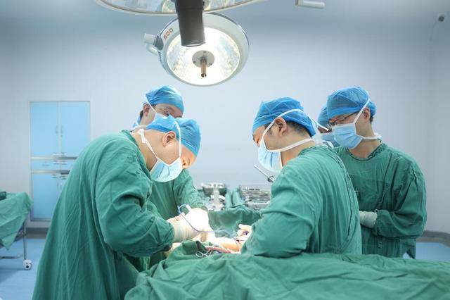 工友意外遭车压伤危在旦夕，多学科联手托举生命