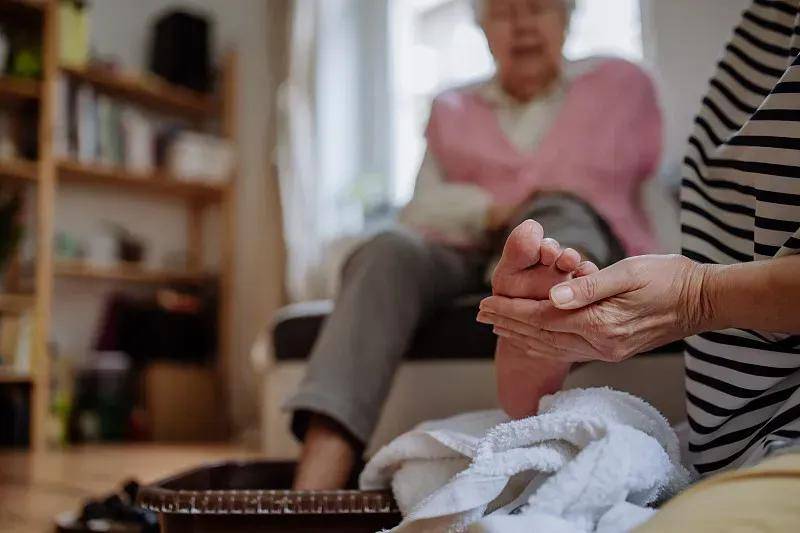 马尾综合征术后刀口疼痛、感觉减退与下肢麻木的康复进程