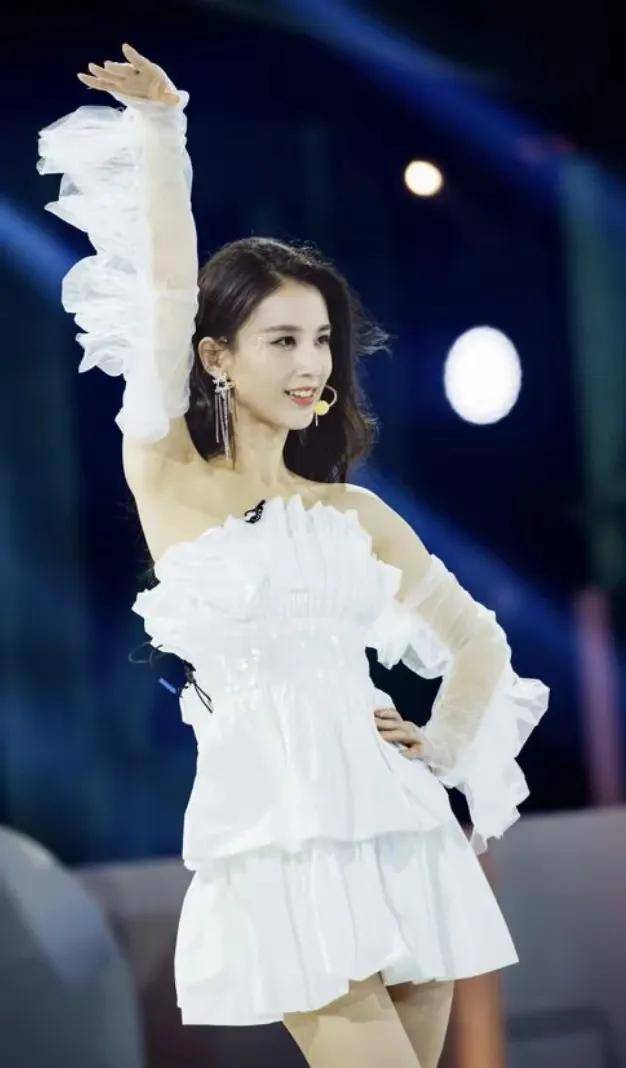 原创            黄圣依首次回应：杨子每年给她2亿零花钱？真相啪啪打脸