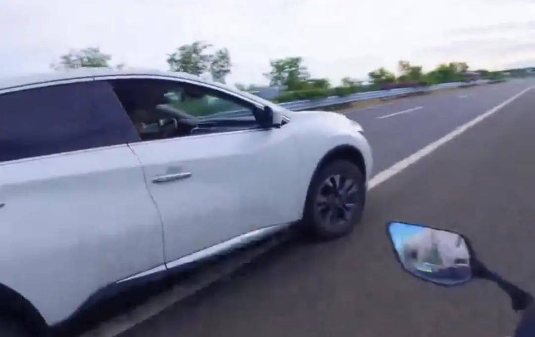 女子海南摩旅被民警驾私家车逼停？警方通报详情