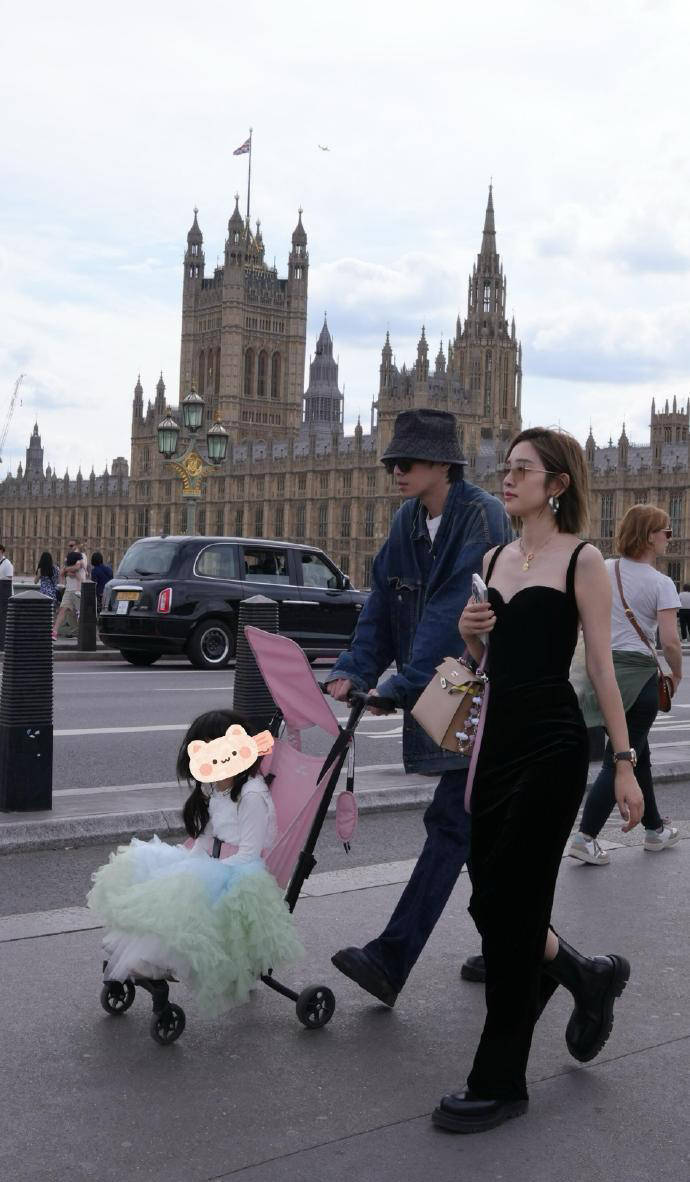 网友伦敦偶遇张若昀唐艺昕夫妇带娃 一家三口其乐融融