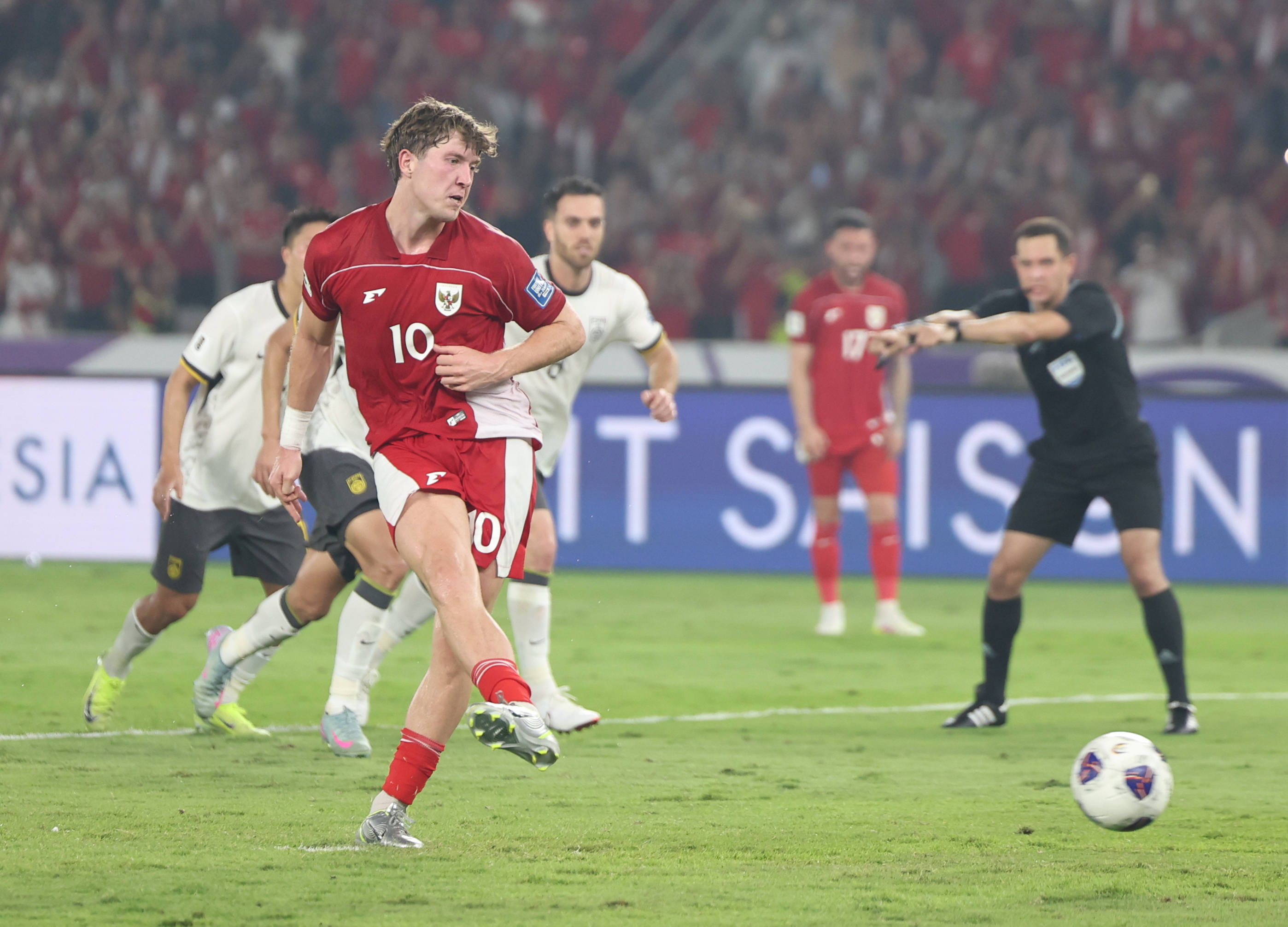 半场-杨泽翔送点罗梅尼点射建功 国足0-1印尼