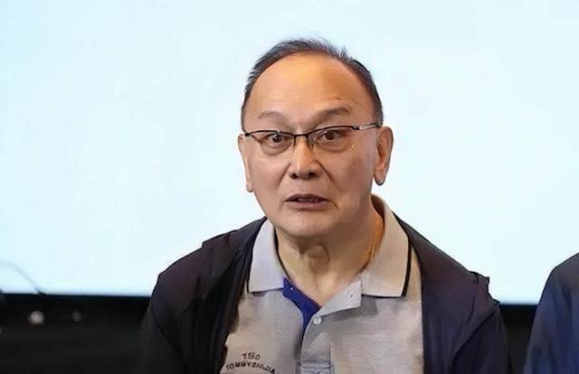 香港知名演员和妻子离婚，头发全白变秃顶，移居四川住独栋别墅