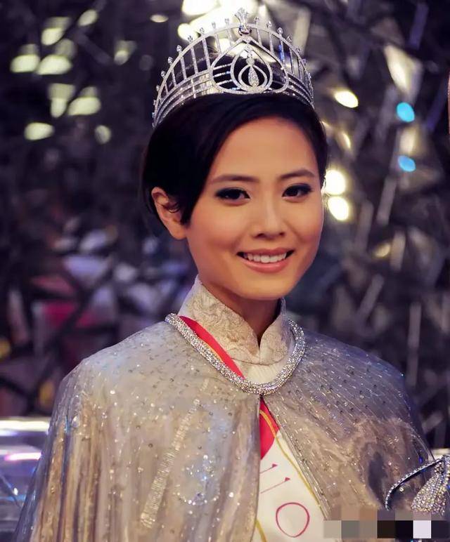 TVB港姐冠军混入上流圈，与百亿富二代传绯闻，与曾志伟亲密合影