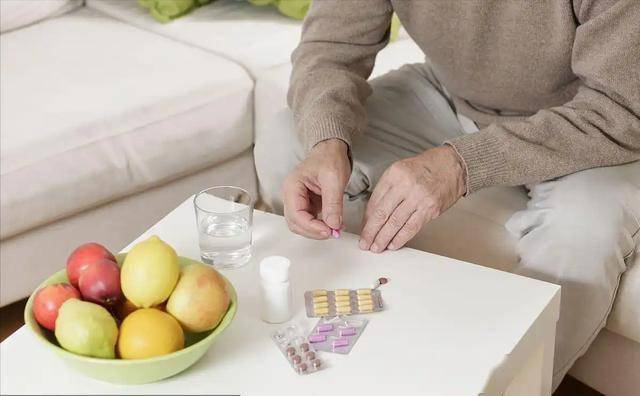 医生再三劝告：一旦吃上降脂药，4件事就不要再做了，别害了自己