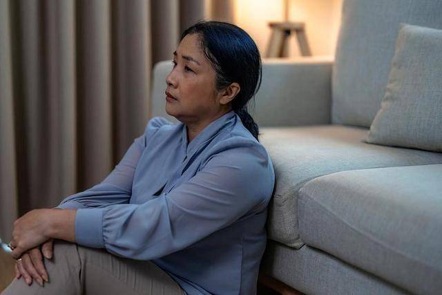 45岁妈妈确诊抑郁症，抹泪哭诉：整夜失眠大半年，以为压力大