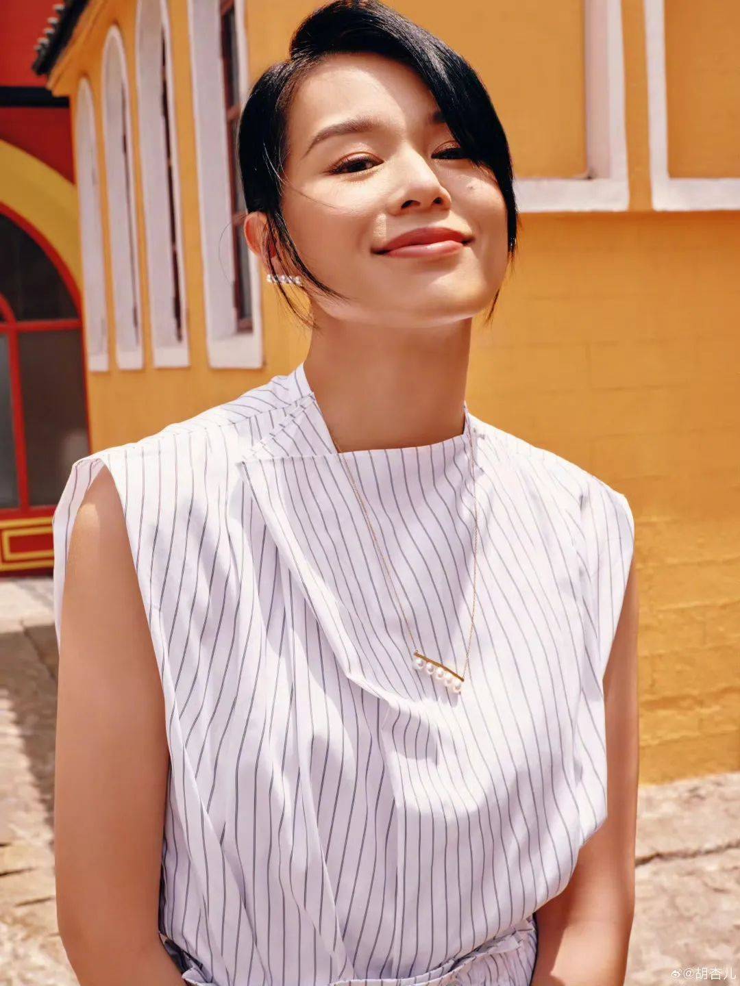 胡杏儿内地活动未戴婚戒，婚变疑云再起，本人懒得回应