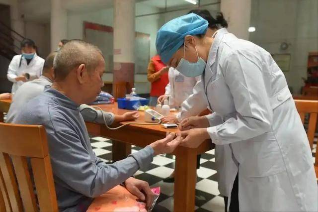 医生告诫：最能加重糖尿病的行为，不是吃糖！而是频繁做这3件事