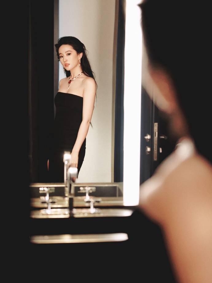 高级珠宝作品一起踏上关于永恒和华彩传说之旅，见证灵蛇意象的焕然新生。