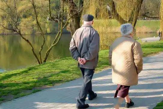 心梗与散步有关？医生再三苦劝：人60岁以后，散步要多警惕这3点