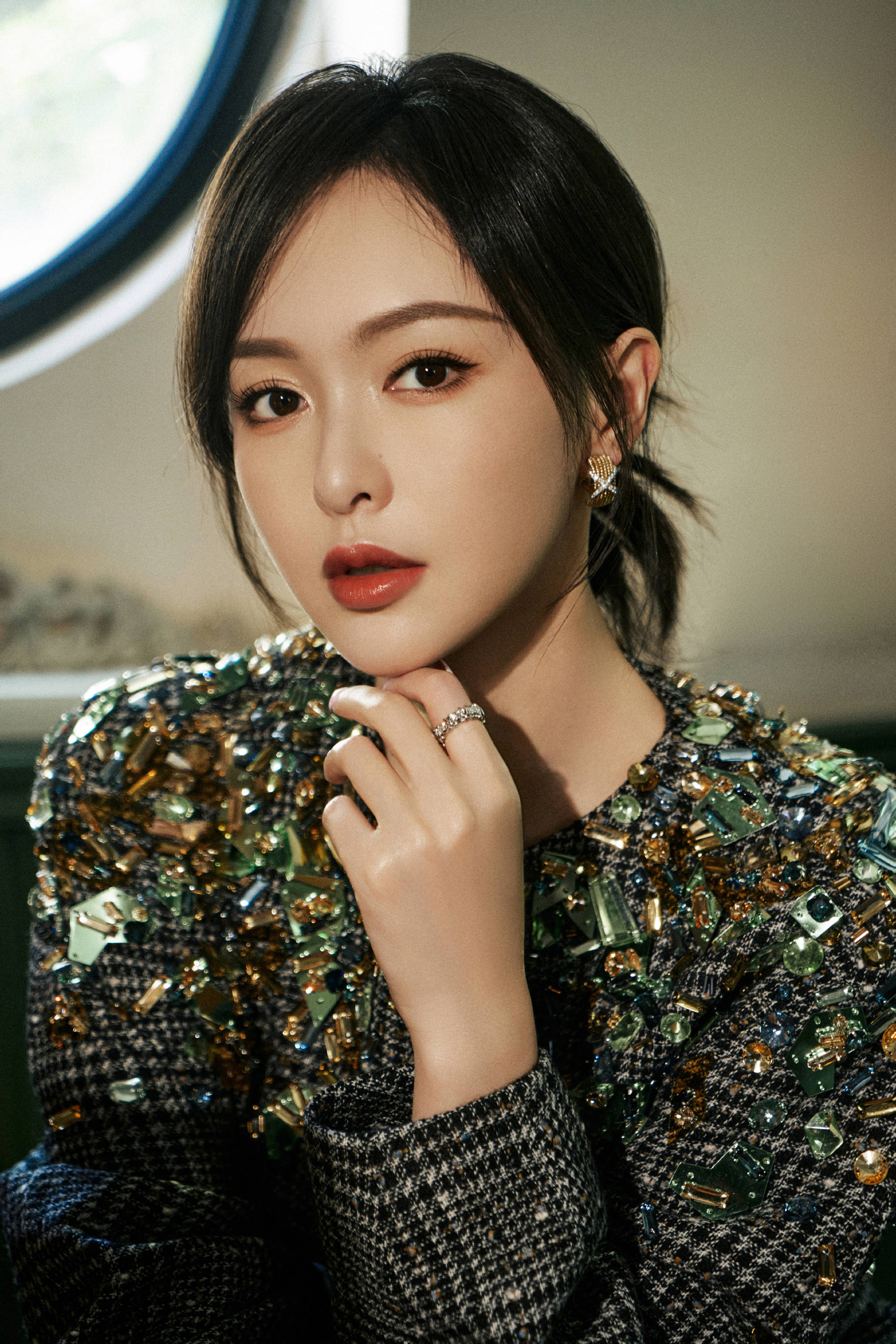 唐嫣参加上海国际电影节 穿闪钻格纹裙气质优雅靓丽